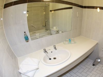 300-19-bathroom-2