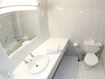 400-19-bathroom