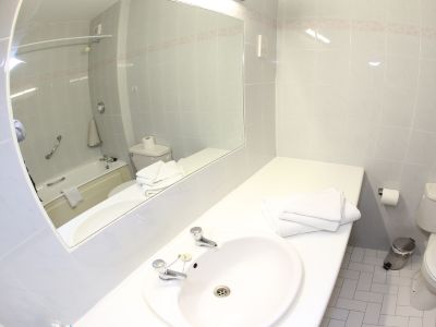 400-19-bathroom-3