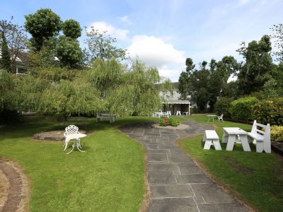 Picturesque Garden at Auburn Lodge