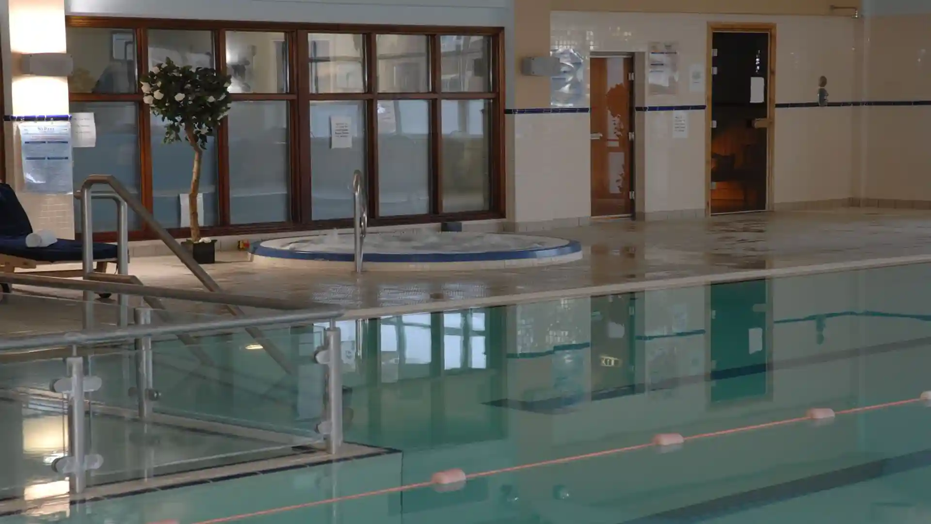 Auburn Lodge Hotel Swimming Pool and Jacuzzi